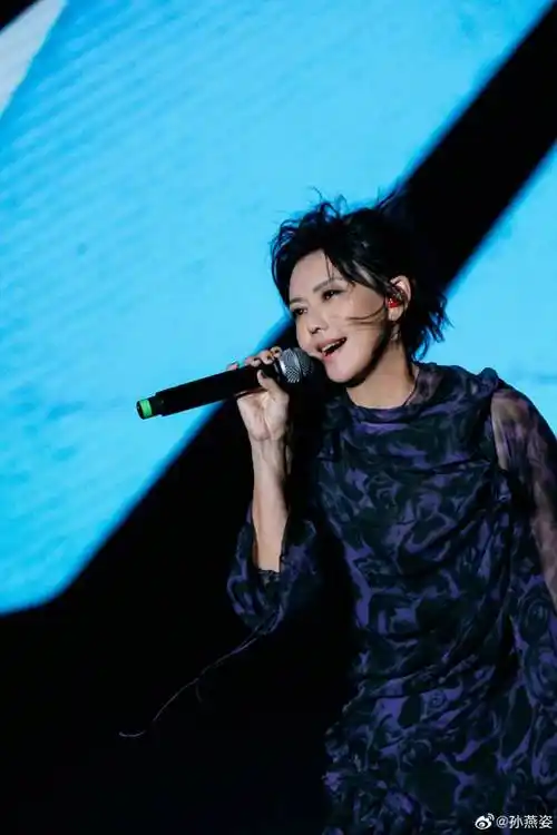 孙燕姿麦克风失灵的四分钟意外圈粉,黑色蕾丝裙搭黑色长靴,很酷_短发