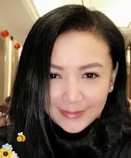 55岁港风美女曾华倩近照曝光,皮肤白皙气质佳,曾是梁朝伟初恋