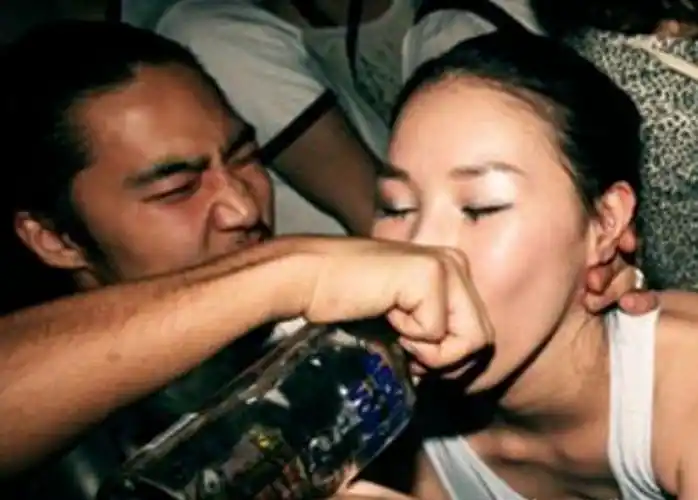 张紫妍案又爆猛料:被大佬逼迫灌药水"兴奋"后,要求当众自己解决