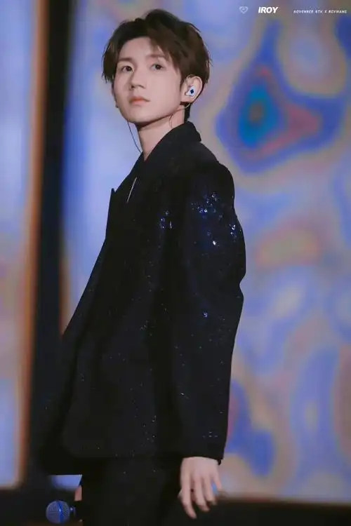 王源2021年央视中秋晚会,颜值top,就是好看