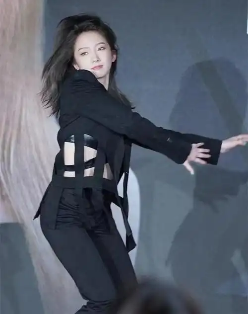 女团出身的孟美岐,西服直接敞穿露内衣,一般人真不敢学__财经头条