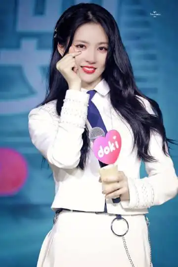 刘些宁与粉丝祝斗罗大陆收视长虹