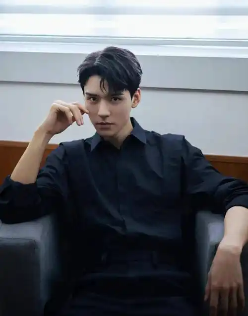 男明星黑衬衫才是最帅的!