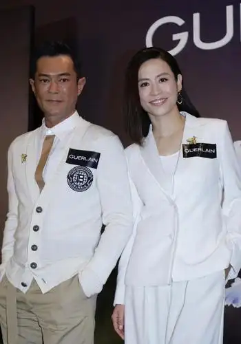 天王古天乐和萱萱情侣装出席活动,都是一袭白色穿搭确实很般配