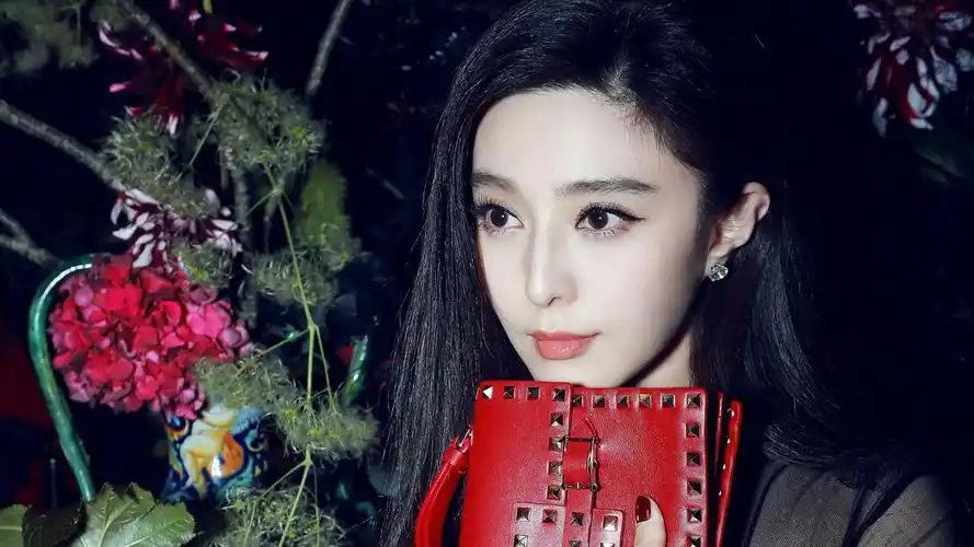 电脑壁纸 明星 大陆明星 范冰冰时尚性感生活照