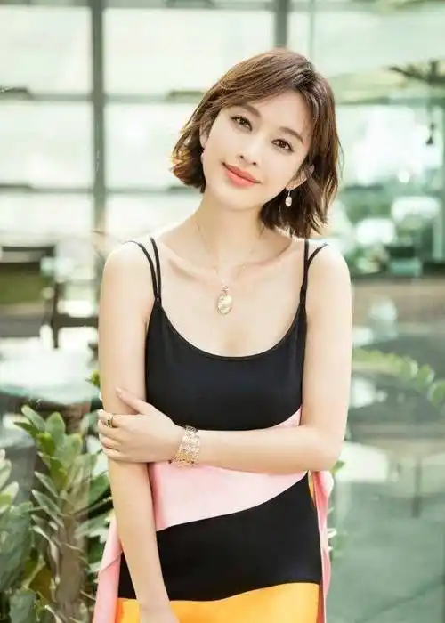 《hi室友》张俪周洁琼上演"泳装"秀,大长腿抢镜,姿态超迷人!