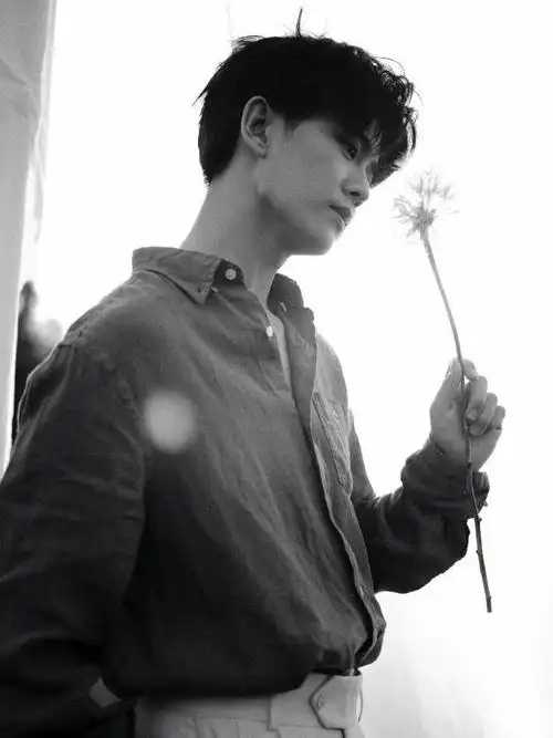 任嘉伦杂志侧拍花絮照公开 文艺男青年的下颌线戳爆苏点