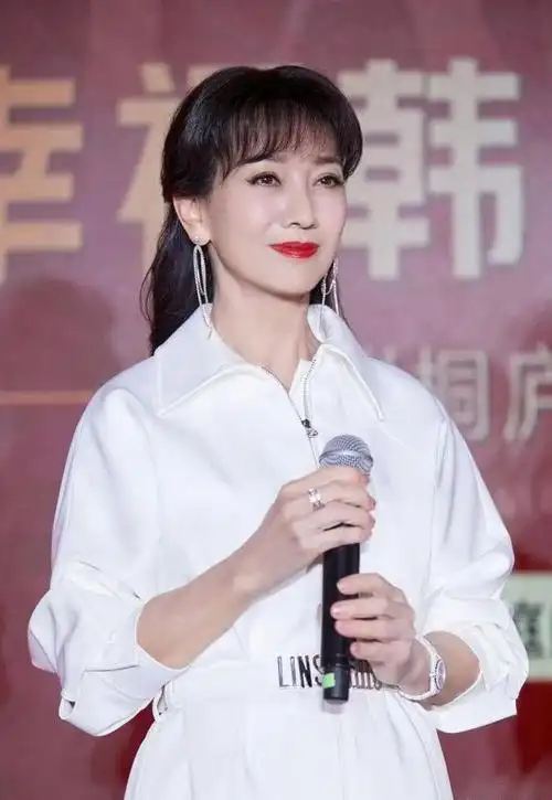 70岁赵雅芝不认老竟敢穿超短裤,大秀性感美腿,远看就像一少女