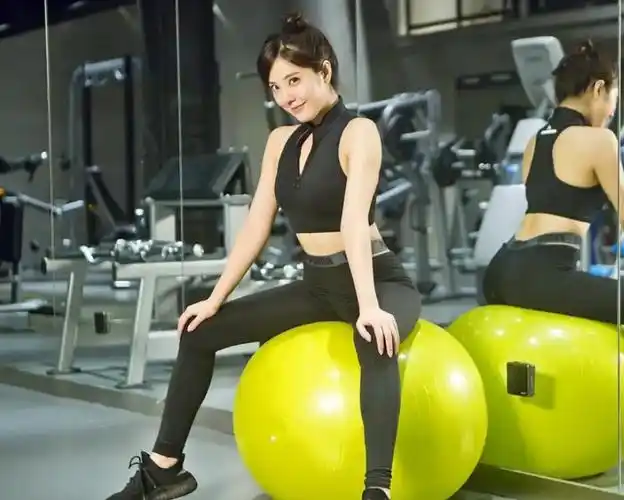 四十岁的殷桃也依旧是马甲线拥有者,素颜状态也不输年轻女孩.