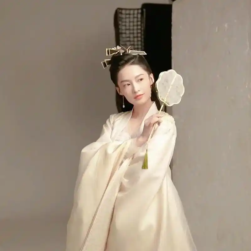 原来穿上古装也可以这么美 #李沁 #国风古韵 #回眸一笑百 - 抖音