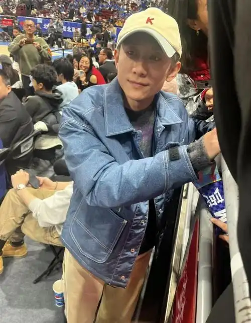 张一山易建联罕见同框两人身高差抢镜易建联衣品老气