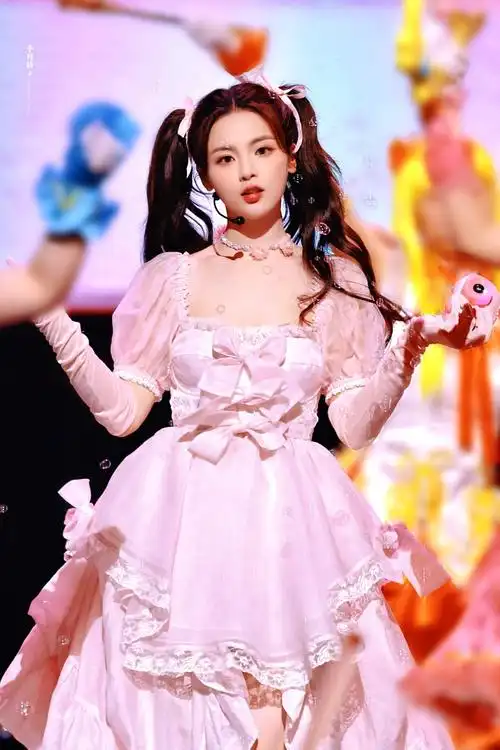 杨超越双马尾公主裙造型##杨超越粉色公主裙