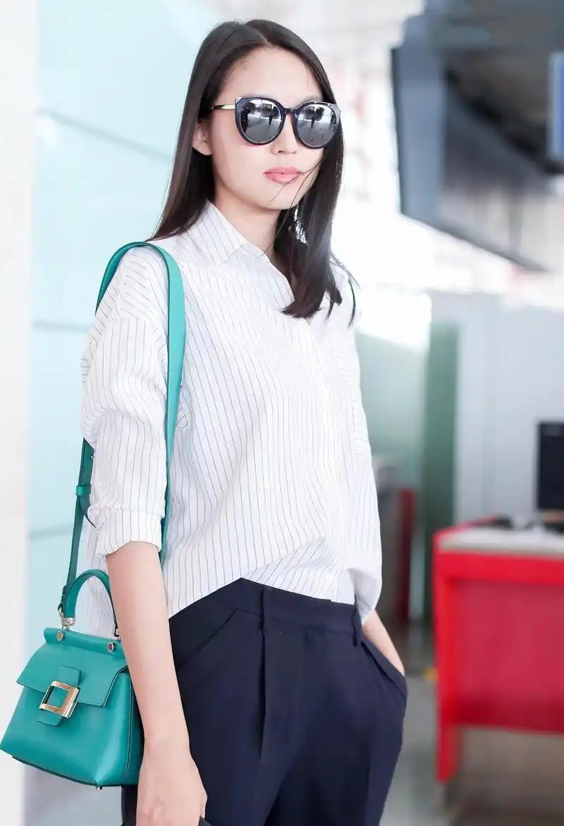张梓琳不愧是世界小姐!条纹衬衫配黑裤简约随性,高挑身材惹人羡