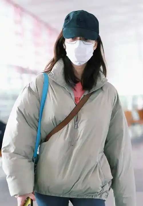 机场街拍很少能展现倪妮的全身.就连他自己的机场制服也是这种凹造型.