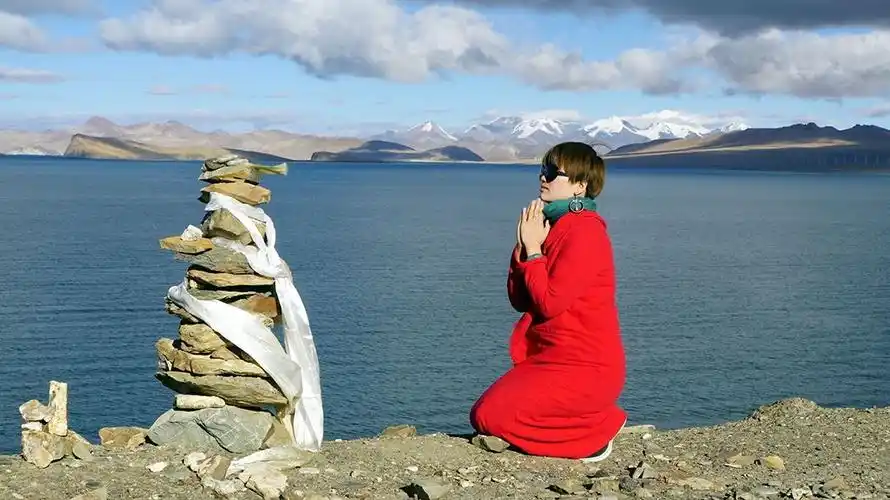 面对神山圣湖,我双手合十祈愿,众生吉祥!