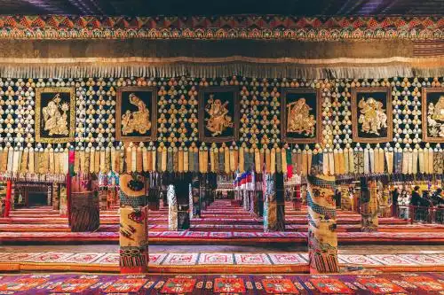 西宁塔尔寺大经堂内部,幡帏和堆绣佛像