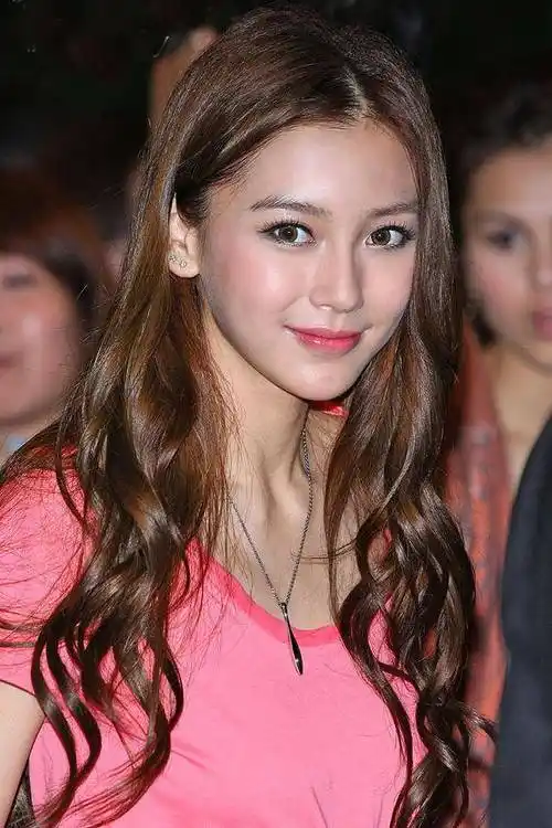 日前,有网友挖出baby年轻旧照,引得网友惊呼:"以前的混血美颜真好看!