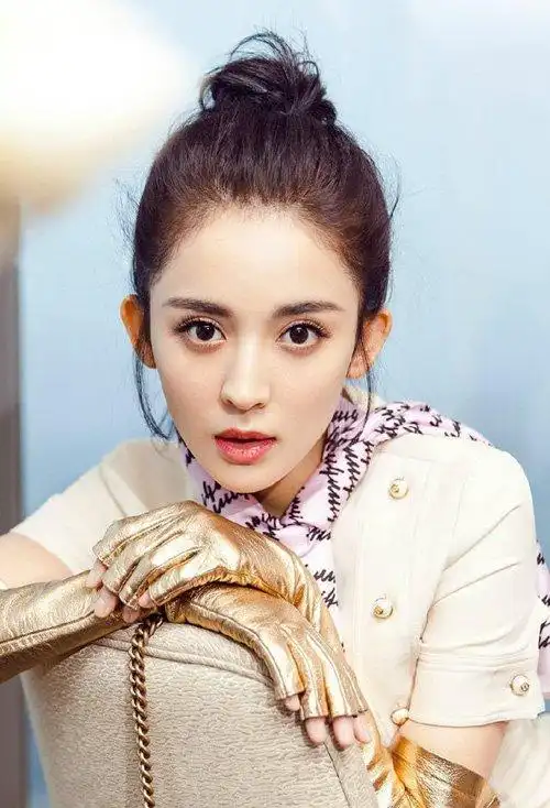 大长脸女生扎高花苞头发型 易学更显优雅的女生扎发