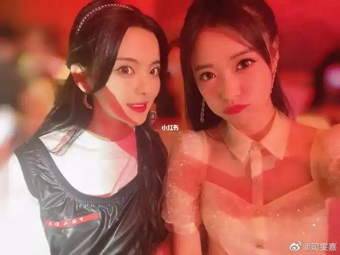 20210731 杨超越合照_杨超越_娱乐_明星娱乐资讯