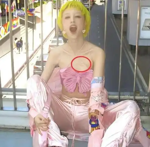 华晨宇女友放飞自我穿吊带胸口伤痕明显染黄发太个性