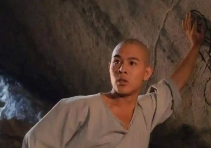 甚至,他还反串过女生,即使他饰演的一些光头的角色也能轻松驾驭,一点