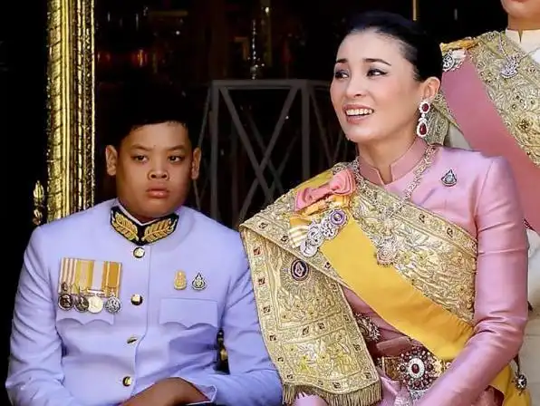 泰王在本国玩不够,带20个妃子出国度假,却将儿子留下让继母贴身陪伴!