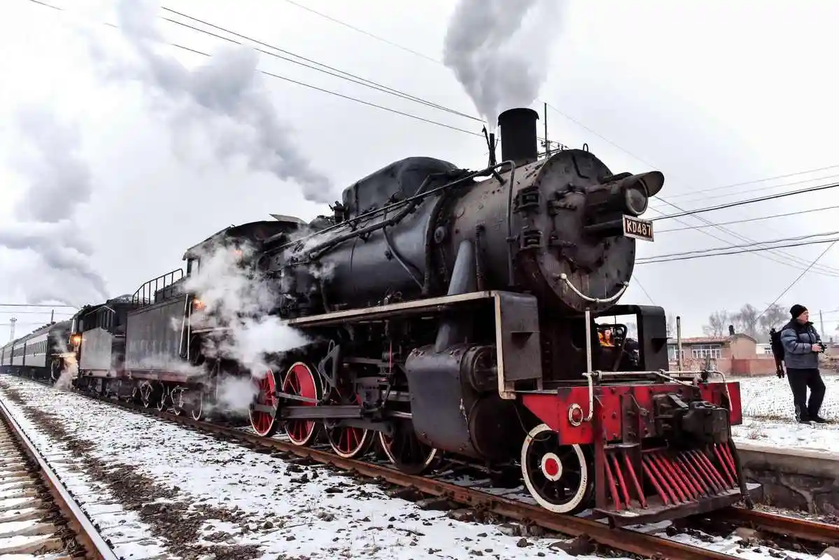 在第二次工业革命背景下,影响美方制造业发展的主要因素有哪些?