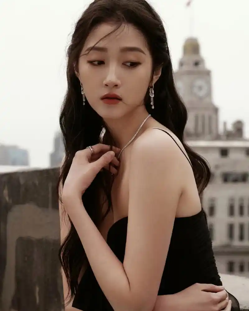 关晓彤# 一袭黑色吊带裙,肤白貌美的容颜,窈窕曼妙的身材,丰满傲人的