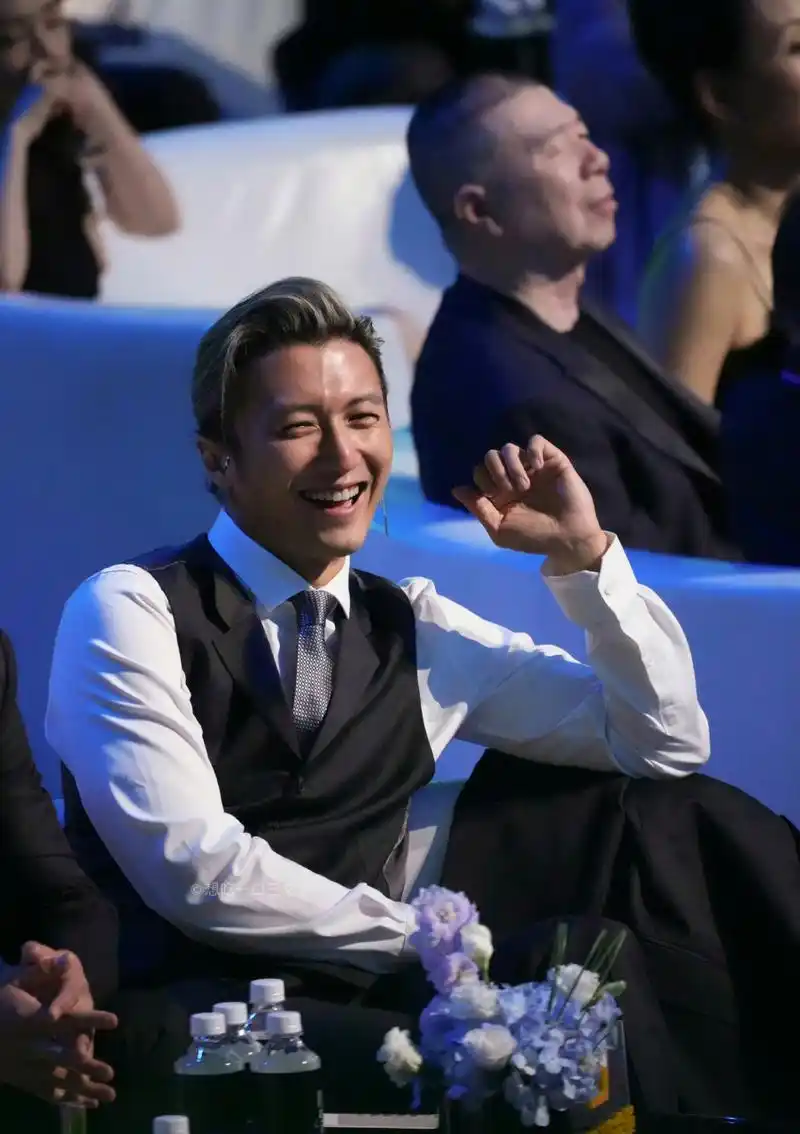 谢霆锋笑起来都没有多少皱纹 67