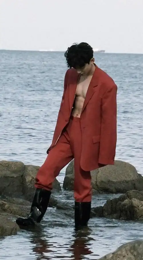 白敬亭踏浪大片少年感满分!红色西装秀健硕腹肌!