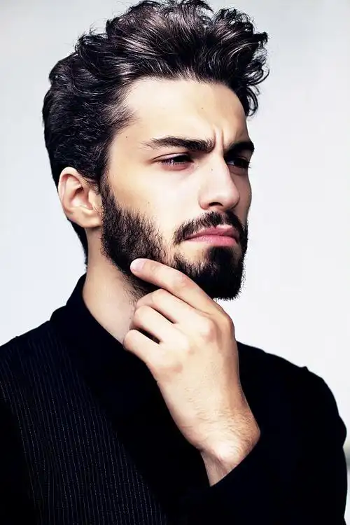 格子衬衫和运动鞋一个严肃英俊的男人的肖像孤立在白色自信优雅的商人