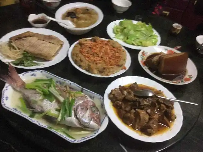 还需要他进行解释.七人份是什么意思?饭菜有什么特色?哪些人共享?