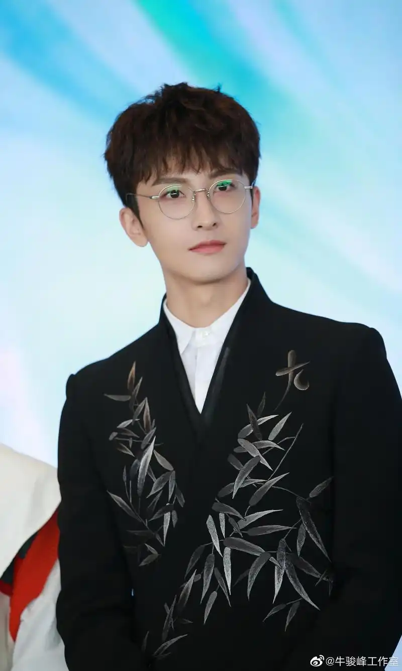 29岁的牛骏峰也曾是"小胖子",瘦身30斤后,瞬间成为清爽少年