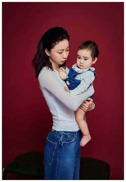 王珞丹难得晒全家福!父母姐姐亮相,七口团聚!_照片_家庭_人们