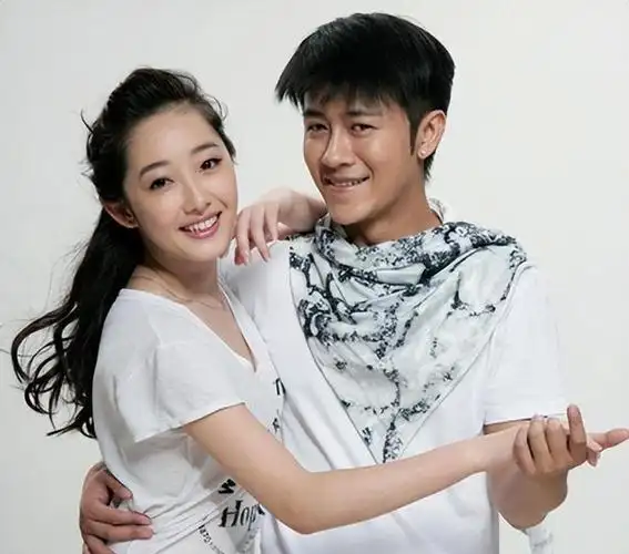 杨雨辰不仅家世富足并且还是一位年轻有为的导演而且长相更是非常的