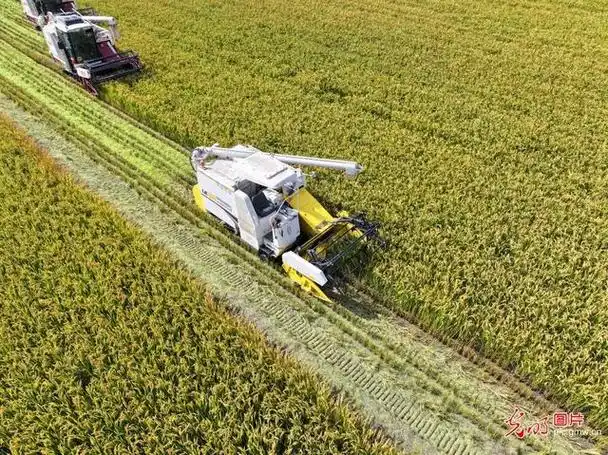 智能化水平,实现数字技术与农机装备的深度融合,为现代农业发展提供了