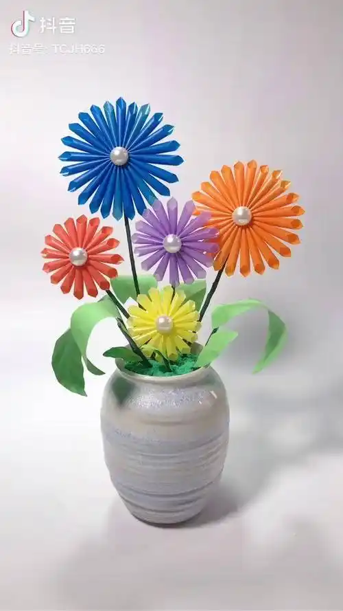 用秋天的第一杯奶茶的吸管来制作一盆简单又漂亮的吸管花幼儿园布置的