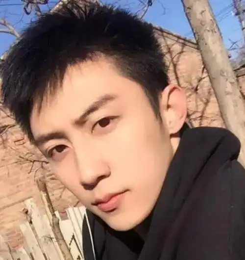刘昊然的这一款你搭配像那最青春阳光的美少年,简单干净的短碎发也
