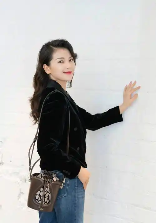 刘涛低调"炫富",背2万1水桶包穿丝绒小外套,气质优雅又高级_西装_时尚