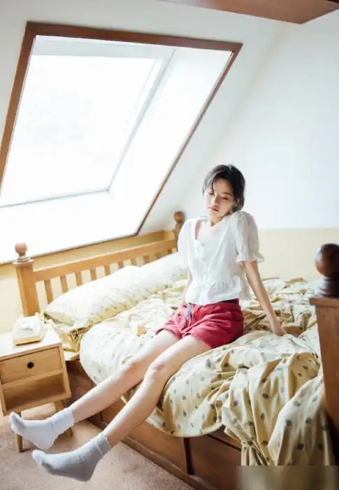 李庚希身材真的好白色衬衫穿出少女感可是姨妈口红太出镜