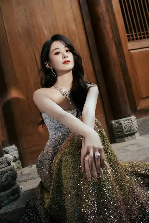 原创赵丽颖镂空长裙秀曼妙身姿渐变礼服宛似公主肤白貌美惹人爱