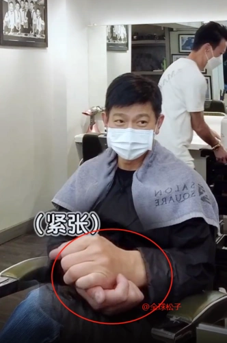 可以看到理发师对着刘德华的头发一顿捣鼓,又是梳头,又是拿纸卷发,卷