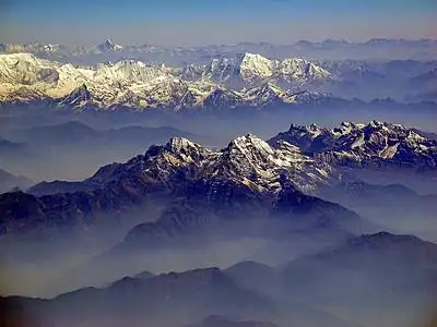 层峦叠嶂的山峰高清图片