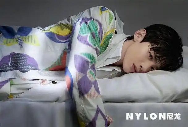 白敬亭最新大片释出这样穿花衬衫复古又可爱理想型男票没错了