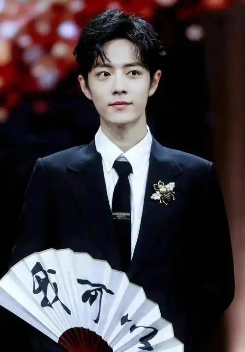 再说肖战,不成名之前,被公司雪藏,郁郁不得志,我看见他是在创造101