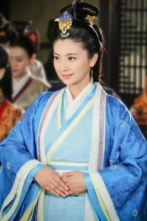 《甄嬛传》之后,斓曦出演了《错伏》,《九死一生》,《黎明前的抉择》