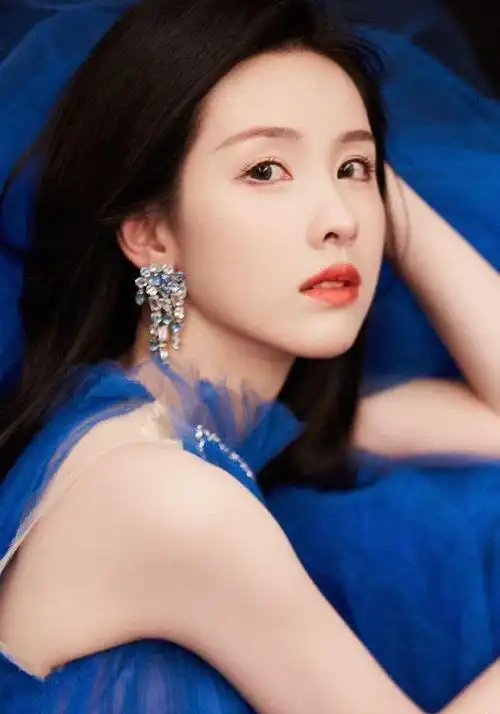 陈都灵生图很显老遭吐槽一脸姨相,后背都是痘痘被嘲很油不爱卫生