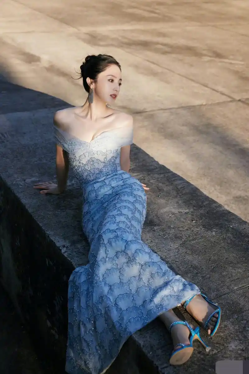 董璇蓝色一袭抹胸低胸裙优雅知性,风姿绰约,貌美撩人,高开叉长裙露出