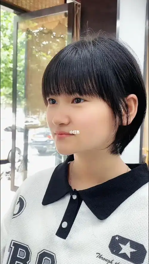 可以式一下挂耳短发,学生党的比较合适的一个发型#韩系压耳短发  #压
