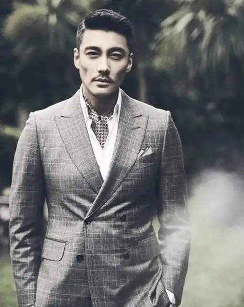 胡兵官宣结婚惊动娱乐圈,30年的爱情终成眷属,另一半疑似男人_爱人